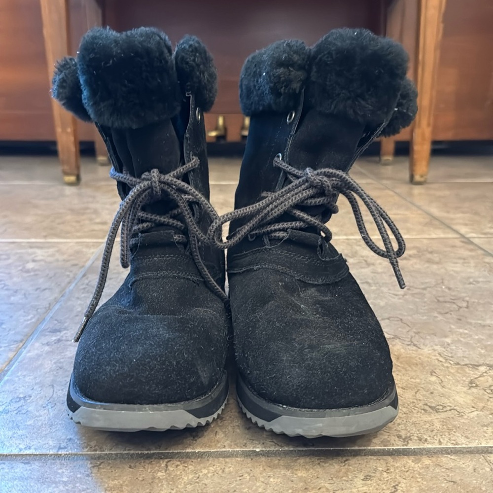 Waterproof Snow Boots. Black color.